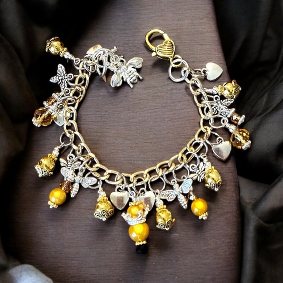 Queen Bee bracelet featuring honeybees & crowns on a fun chain Gorgeous bracelet - Picture 10 of 10
